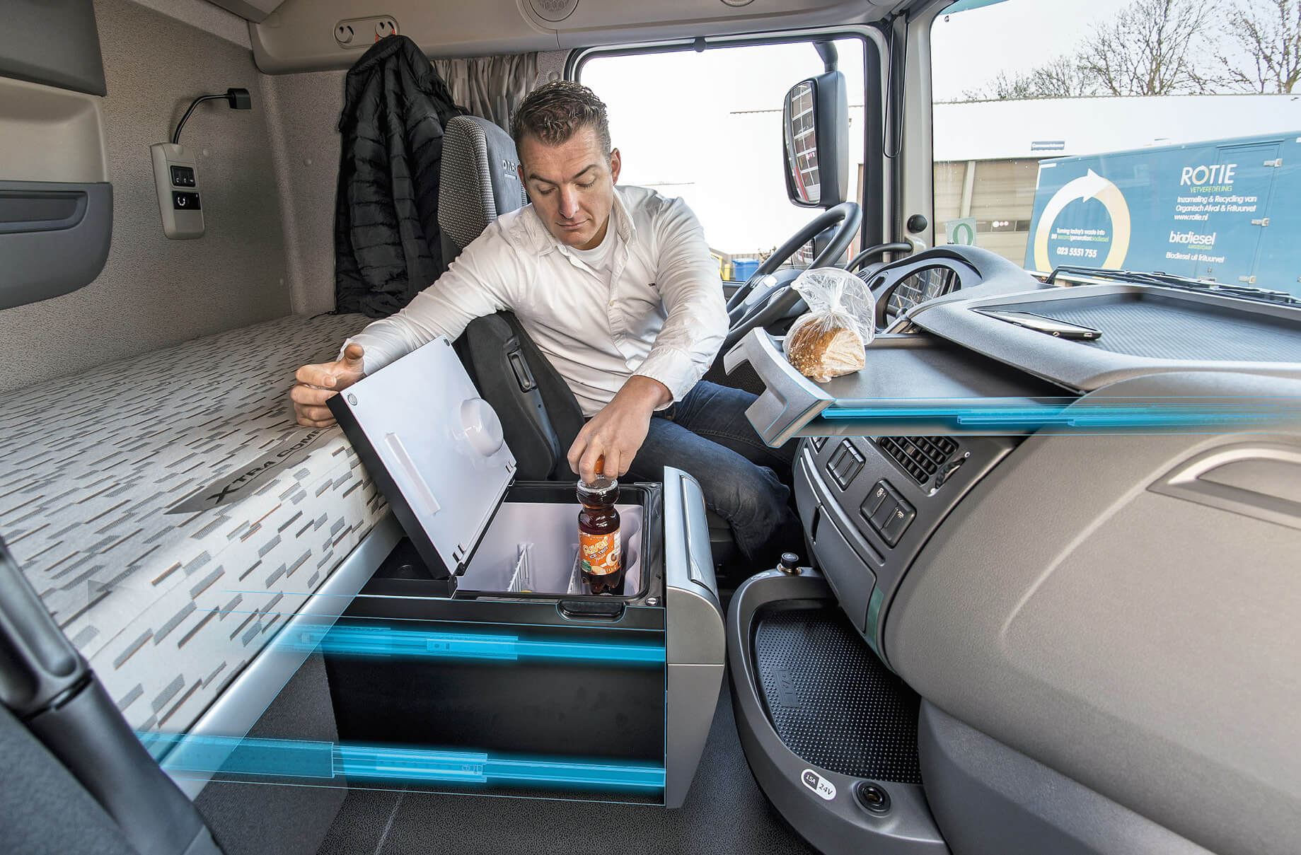 Lastkraftwagen – In der Mittelkonsole sorgen die Schienen durch zusätzliche Ablageflächen und einen verbesserten Zugang zum Kühlschrank für Komfort. Ⓒ Valéry Kloubert
